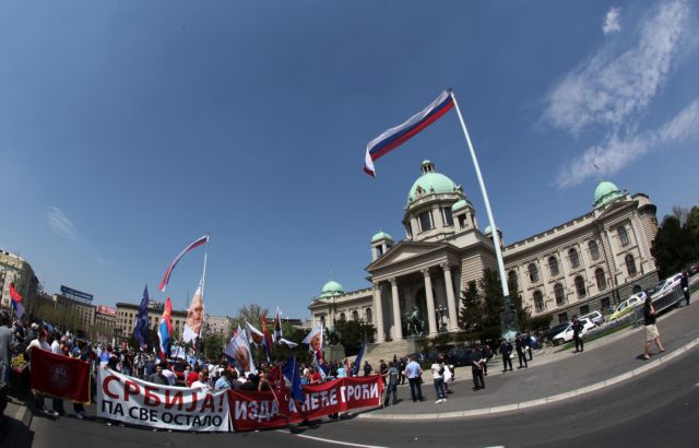 «Το Κόσοβο είναι Σερβία» φωνάζουν διαδηλωτές στο Βελιγράδι